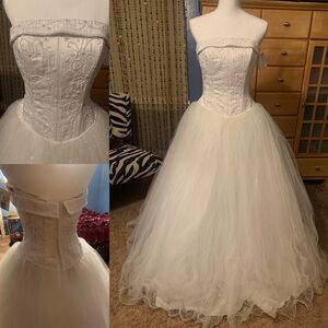 Elegant White Strapless Gown